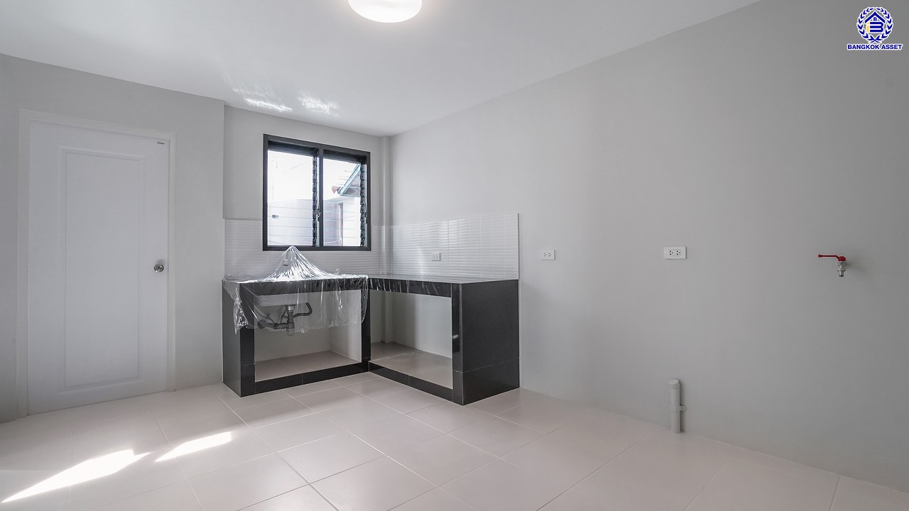 บ้านมือสองตกแต่งใหม่ โครงการ พงษ์ศิริชัย พุทธมณฑลสาย3 เนื้อที่ 51 ตร.ว. พื้นที่ใช้สอยถึง 211.17 ตร.ม. ฟังก์ชันจัดเต็ม 4 ห้องนอน 3 ห้องน้ำ บนทำเลเชื่อมต่อเมืองอย่างรวดเร็ว ใกล้ทางคู่ขนานลอยฟ้าบรมราชชนนี ทางด่วน "กาญจนาภิเษก" ม.มหิดล และเซ็นทรัลปิ่นเกล้า