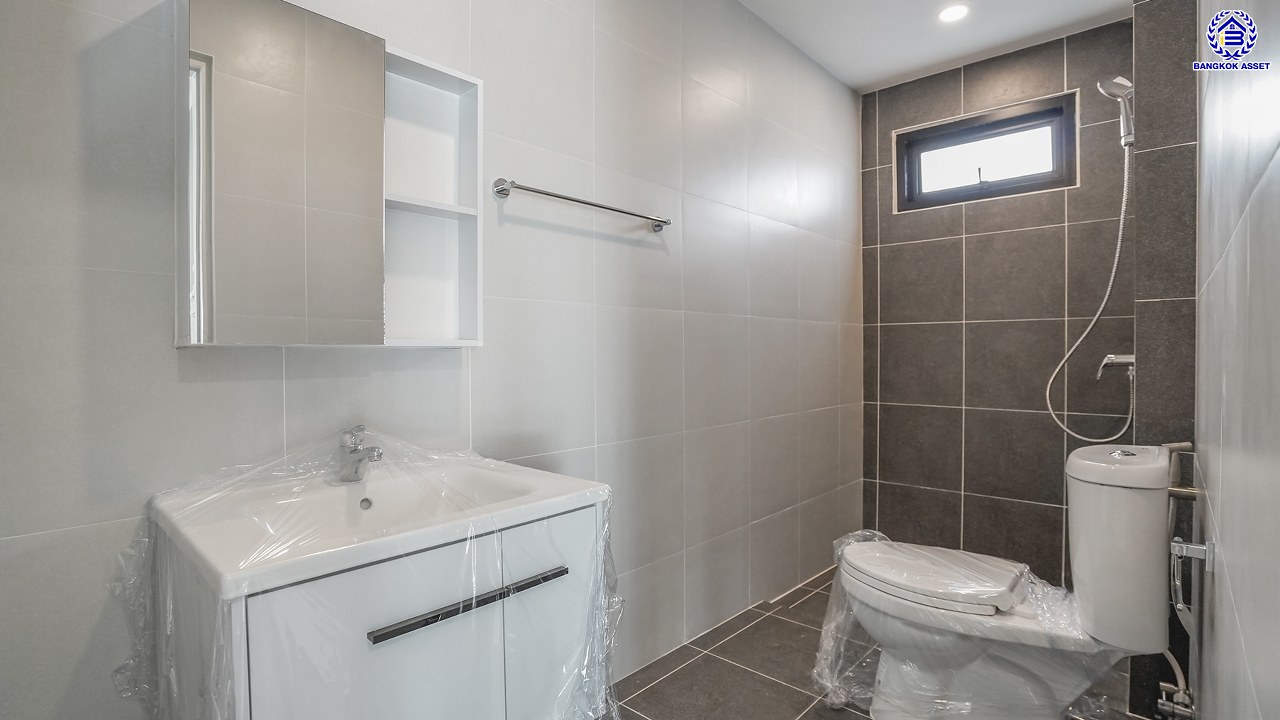 บ้านมือสองตกแต่งใหม่ โครงการ พงษ์ศิริชัย พุทธมณฑลสาย3 เนื้อที่ 51 ตร.ว. พื้นที่ใช้สอยถึง 211.17 ตร.ม. ฟังก์ชันจัดเต็ม 4 ห้องนอน 3 ห้องน้ำ บนทำเลเชื่อมต่อเมืองอย่างรวดเร็ว ใกล้ทางคู่ขนานลอยฟ้าบรมราชชนนี ทางด่วน "กาญจนาภิเษก" ม.มหิดล และเซ็นทรัลปิ่นเกล้า