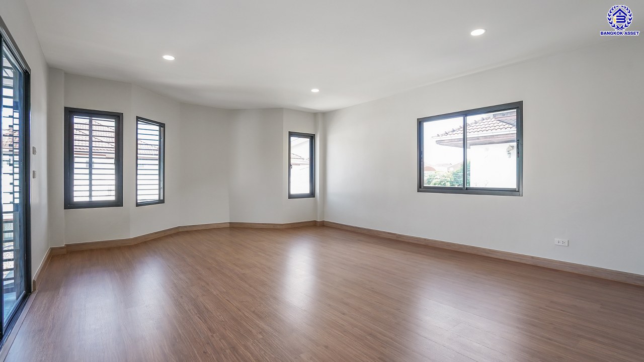 บ้านมือสองตกแต่งใหม่ โครงการ พงษ์ศิริชัย พุทธมณฑลสาย3 เนื้อที่ 51 ตร.ว. พื้นที่ใช้สอยถึง 211.17 ตร.ม. ฟังก์ชันจัดเต็ม 4 ห้องนอน 3 ห้องน้ำ บนทำเลเชื่อมต่อเมืองอย่างรวดเร็ว ใกล้ทางคู่ขนานลอยฟ้าบรมราชชนนี ทางด่วน "กาญจนาภิเษก" ม.มหิดล และเซ็นทรัลปิ่นเกล้า