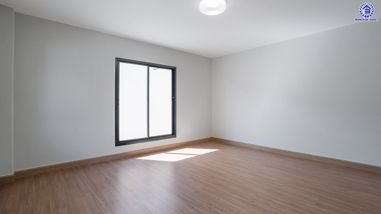 บ้านมือสองตกแต่งใหม่ โครงการ พงษ์ศิริชัย พุทธมณฑลสาย3 เนื้อที่ 51 ตร.ว. พื้นที่ใช้สอยถึง 211.17 ตร.ม. ฟังก์ชันจัดเต็ม 4 ห้องนอน 3 ห้องน้ำ บนทำเลเชื่อมต่อเมืองอย่างรวดเร็ว ใกล้ทางคู่ขนานลอยฟ้าบรมราชชนนี ทางด่วน "กาญจนาภิเษก" ม.มหิดล และเซ็นทรัลปิ่นเกล้า