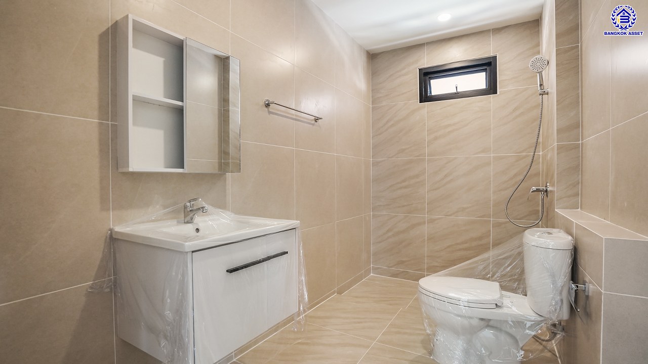 บ้านมือสองตกแต่งใหม่ โครงการ พงษ์ศิริชัย พุทธมณฑลสาย3 เนื้อที่ 51 ตร.ว. พื้นที่ใช้สอยถึง 211.17 ตร.ม. ฟังก์ชันจัดเต็ม 4 ห้องนอน 3 ห้องน้ำ บนทำเลเชื่อมต่อเมืองอย่างรวดเร็ว ใกล้ทางคู่ขนานลอยฟ้าบรมราชชนนี ทางด่วน "กาญจนาภิเษก" ม.มหิดล และเซ็นทรัลปิ่นเกล้า