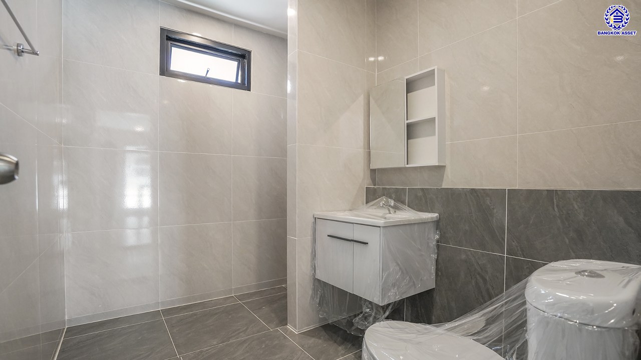 บ้านมือสองตกแต่งใหม่ โครงการ พงษ์ศิริชัย พุทธมณฑลสาย3 เนื้อที่ 51 ตร.ว. พื้นที่ใช้สอยถึง 211.17 ตร.ม. ฟังก์ชันจัดเต็ม 4 ห้องนอน 3 ห้องน้ำ บนทำเลเชื่อมต่อเมืองอย่างรวดเร็ว ใกล้ทางคู่ขนานลอยฟ้าบรมราชชนนี ทางด่วน "กาญจนาภิเษก" ม.มหิดล และเซ็นทรัลปิ่นเกล้า