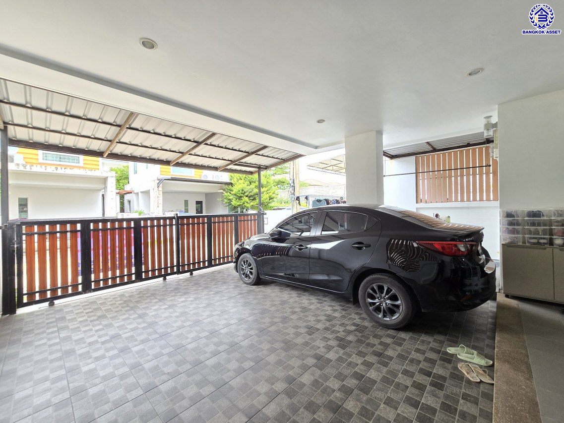 บ้านแฝดมือสองนนทบุรี โครงการ เดอะคลัสเตอร์วิลล์4 ราชพฤกษ์-สิรินธร เนื้อที่ 33.40 ตร.ว. พื้นที่ใช้สอย 140 ตร.ม. ฟังก์ชัน 4 ห้องนอน 3 ห้องน้ำ 1 ห้องแม่บ้าน  2 ที่จอดรถ แถมฟรี! เครื่องปรับอากาศ และ เครื่องปรับน้ำอุ่น พร้อมเข้าอยู่ได้เลย บนทำเลเดินทางสะดวก เชื่อมต่อถนนราชพฤกษ์ ถนนบรมราชชนนี ถนนสิรินธร ใกล้จุดขึ้นทางด่วน "ศรีรัช"