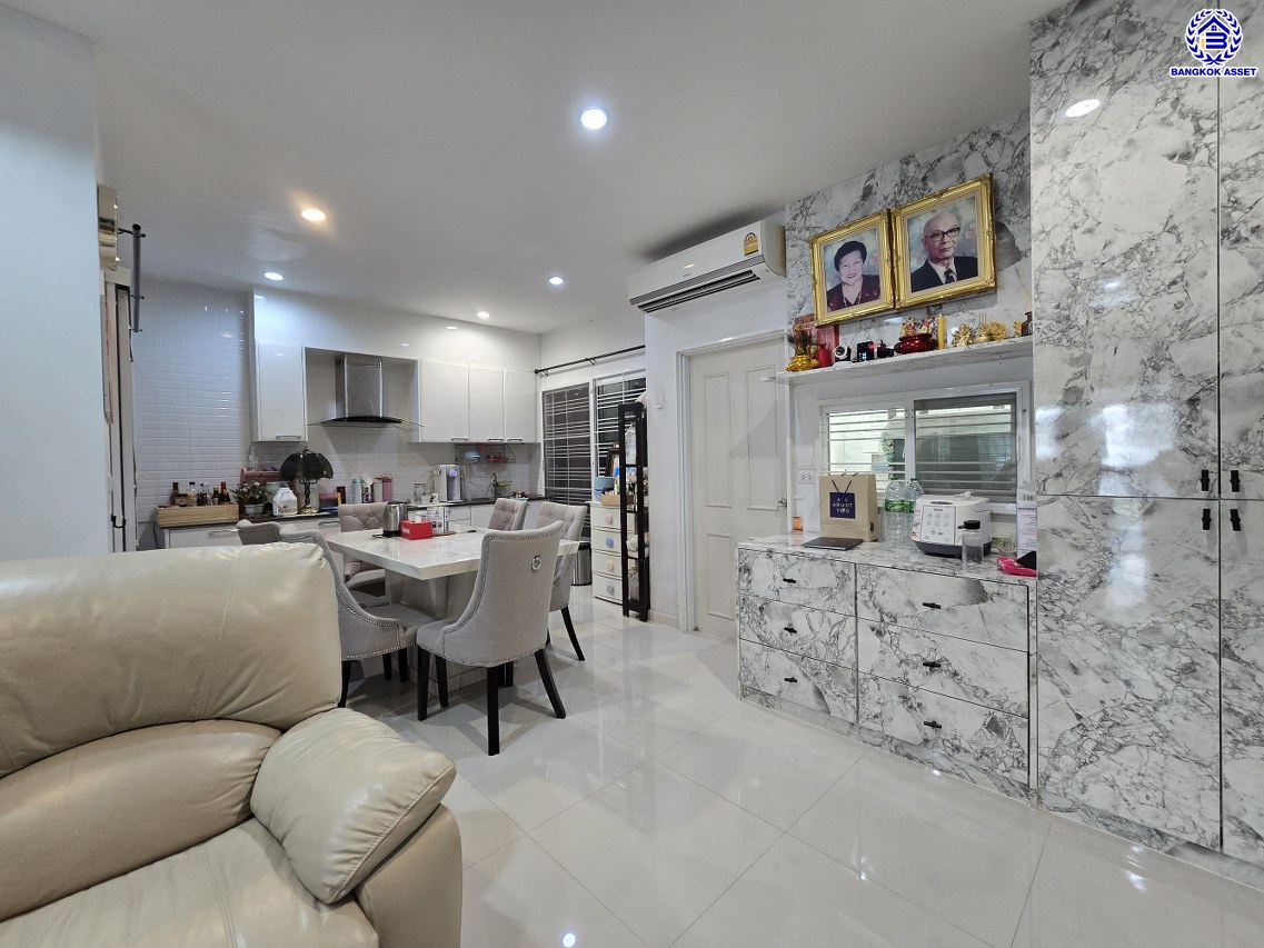 บ้านแฝดมือสองนนทบุรี โครงการ เดอะคลัสเตอร์วิลล์4 ราชพฤกษ์-สิรินธร เนื้อที่ 33.40 ตร.ว. พื้นที่ใช้สอย 140 ตร.ม. ฟังก์ชัน 4 ห้องนอน 3 ห้องน้ำ 1 ห้องแม่บ้าน  2 ที่จอดรถ แถมฟรี! เครื่องปรับอากาศ และ เครื่องปรับน้ำอุ่น พร้อมเข้าอยู่ได้เลย บนทำเลเดินทางสะดวก เชื่อมต่อถนนราชพฤกษ์ ถนนบรมราชชนนี ถนนสิรินธร ใกล้จุดขึ้นทางด่วน "ศรีรัช"