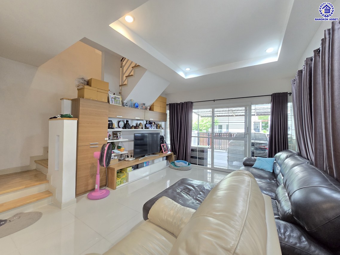 บ้านแฝดมือสองนนทบุรี โครงการ เดอะคลัสเตอร์วิลล์4 ราชพฤกษ์-สิรินธร เนื้อที่ 33.40 ตร.ว. พื้นที่ใช้สอย 140 ตร.ม. ฟังก์ชัน 4 ห้องนอน 3 ห้องน้ำ 1 ห้องแม่บ้าน  2 ที่จอดรถ แถมฟรี! เครื่องปรับอากาศ และ เครื่องปรับน้ำอุ่น พร้อมเข้าอยู่ได้เลย บนทำเลเดินทางสะดวก เชื่อมต่อถนนราชพฤกษ์ ถนนบรมราชชนนี ถนนสิรินธร ใกล้จุดขึ้นทางด่วน "ศรีรัช"