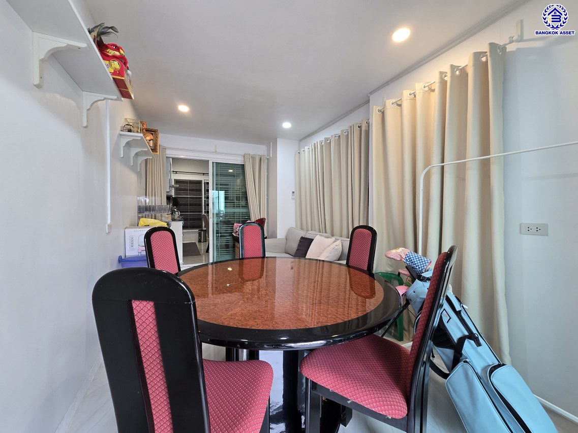 บ้านแฝดมือสองนนทบุรี โครงการ เดอะคลัสเตอร์วิลล์4 ราชพฤกษ์-สิรินธร เนื้อที่ 33.40 ตร.ว. พื้นที่ใช้สอย 140 ตร.ม. ฟังก์ชัน 4 ห้องนอน 3 ห้องน้ำ 1 ห้องแม่บ้าน  2 ที่จอดรถ แถมฟรี! เครื่องปรับอากาศ และ เครื่องปรับน้ำอุ่น พร้อมเข้าอยู่ได้เลย บนทำเลเดินทางสะดวก เชื่อมต่อถนนราชพฤกษ์ ถนนบรมราชชนนี ถนนสิรินธร ใกล้จุดขึ้นทางด่วน "ศรีรัช"