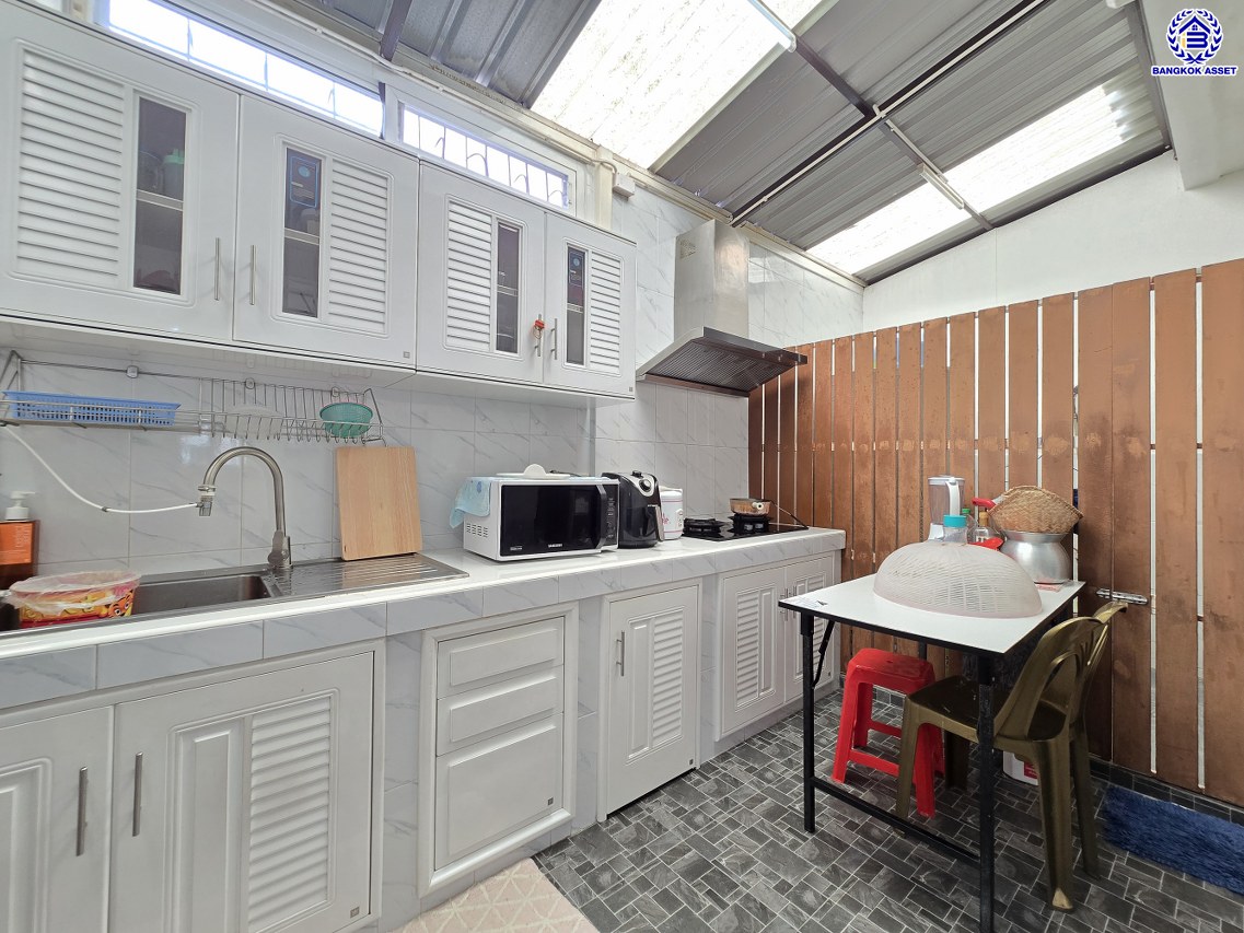 บ้านแฝดมือสองนนทบุรี โครงการ เดอะคลัสเตอร์วิลล์4 ราชพฤกษ์-สิรินธร เนื้อที่ 33.40 ตร.ว. พื้นที่ใช้สอย 140 ตร.ม. ฟังก์ชัน 4 ห้องนอน 3 ห้องน้ำ 1 ห้องแม่บ้าน  2 ที่จอดรถ แถมฟรี! เครื่องปรับอากาศ และ เครื่องปรับน้ำอุ่น พร้อมเข้าอยู่ได้เลย บนทำเลเดินทางสะดวก เชื่อมต่อถนนราชพฤกษ์ ถนนบรมราชชนนี ถนนสิรินธร ใกล้จุดขึ้นทางด่วน "ศรีรัช"