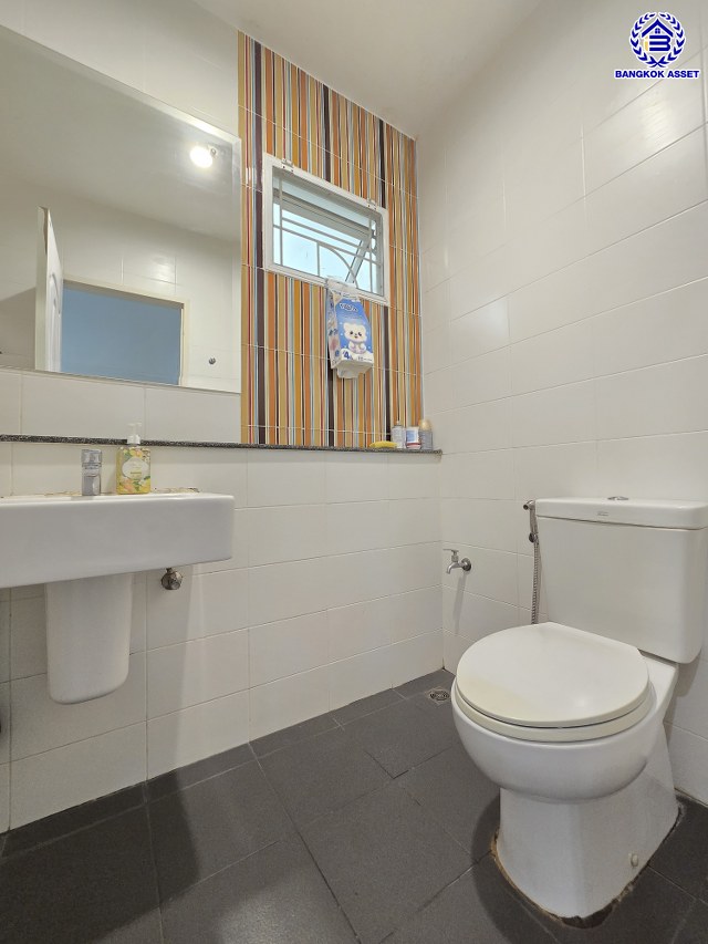 บ้านแฝดมือสองนนทบุรี โครงการ เดอะคลัสเตอร์วิลล์4 ราชพฤกษ์-สิรินธร เนื้อที่ 33.40 ตร.ว. พื้นที่ใช้สอย 140 ตร.ม. ฟังก์ชัน 4 ห้องนอน 3 ห้องน้ำ 1 ห้องแม่บ้าน  2 ที่จอดรถ แถมฟรี! เครื่องปรับอากาศ และ เครื่องปรับน้ำอุ่น พร้อมเข้าอยู่ได้เลย บนทำเลเดินทางสะดวก เชื่อมต่อถนนราชพฤกษ์ ถนนบรมราชชนนี ถนนสิรินธร ใกล้จุดขึ้นทางด่วน "ศรีรัช"