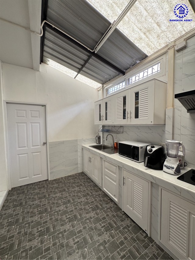 บ้านแฝดมือสองนนทบุรี โครงการ เดอะคลัสเตอร์วิลล์4 ราชพฤกษ์-สิรินธร เนื้อที่ 33.40 ตร.ว. พื้นที่ใช้สอย 140 ตร.ม. ฟังก์ชัน 4 ห้องนอน 3 ห้องน้ำ 1 ห้องแม่บ้าน  2 ที่จอดรถ แถมฟรี! เครื่องปรับอากาศ และ เครื่องปรับน้ำอุ่น พร้อมเข้าอยู่ได้เลย บนทำเลเดินทางสะดวก เชื่อมต่อถนนราชพฤกษ์ ถนนบรมราชชนนี ถนนสิรินธร ใกล้จุดขึ้นทางด่วน "ศรีรัช"