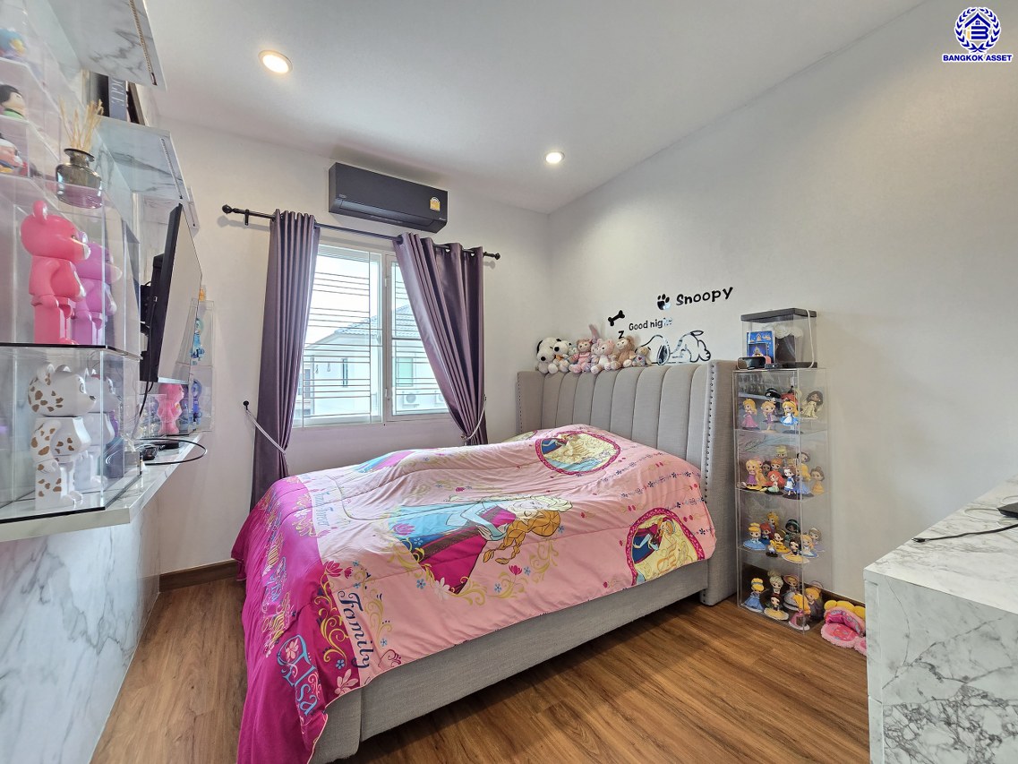 บ้านแฝดมือสองนนทบุรี โครงการ เดอะคลัสเตอร์วิลล์4 ราชพฤกษ์-สิรินธร เนื้อที่ 33.40 ตร.ว. พื้นที่ใช้สอย 140 ตร.ม. ฟังก์ชัน 4 ห้องนอน 3 ห้องน้ำ 1 ห้องแม่บ้าน  2 ที่จอดรถ แถมฟรี! เครื่องปรับอากาศ และ เครื่องปรับน้ำอุ่น พร้อมเข้าอยู่ได้เลย บนทำเลเดินทางสะดวก เชื่อมต่อถนนราชพฤกษ์ ถนนบรมราชชนนี ถนนสิรินธร ใกล้จุดขึ้นทางด่วน "ศรีรัช"