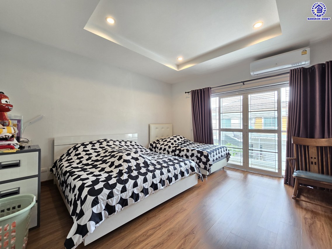 บ้านแฝดมือสองนนทบุรี โครงการ เดอะคลัสเตอร์วิลล์4 ราชพฤกษ์-สิรินธร เนื้อที่ 33.40 ตร.ว. พื้นที่ใช้สอย 140 ตร.ม. ฟังก์ชัน 4 ห้องนอน 3 ห้องน้ำ 1 ห้องแม่บ้าน  2 ที่จอดรถ แถมฟรี! เครื่องปรับอากาศ และ เครื่องปรับน้ำอุ่น พร้อมเข้าอยู่ได้เลย บนทำเลเดินทางสะดวก เชื่อมต่อถนนราชพฤกษ์ ถนนบรมราชชนนี ถนนสิรินธร ใกล้จุดขึ้นทางด่วน "ศรีรัช"