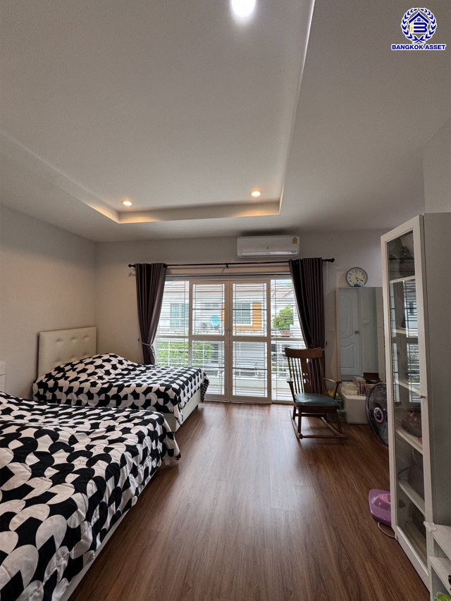 บ้านแฝดมือสองนนทบุรี โครงการ เดอะคลัสเตอร์วิลล์4 ราชพฤกษ์-สิรินธร เนื้อที่ 33.40 ตร.ว. พื้นที่ใช้สอย 140 ตร.ม. ฟังก์ชัน 4 ห้องนอน 3 ห้องน้ำ 1 ห้องแม่บ้าน  2 ที่จอดรถ แถมฟรี! เครื่องปรับอากาศ และ เครื่องปรับน้ำอุ่น พร้อมเข้าอยู่ได้เลย บนทำเลเดินทางสะดวก เชื่อมต่อถนนราชพฤกษ์ ถนนบรมราชชนนี ถนนสิรินธร ใกล้จุดขึ้นทางด่วน "ศรีรัช"