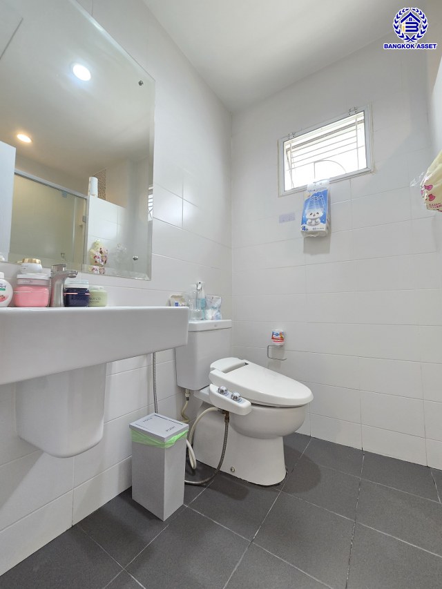 บ้านแฝดมือสองนนทบุรี โครงการ เดอะคลัสเตอร์วิลล์4 ราชพฤกษ์-สิรินธร เนื้อที่ 33.40 ตร.ว. พื้นที่ใช้สอย 140 ตร.ม. ฟังก์ชัน 4 ห้องนอน 3 ห้องน้ำ 1 ห้องแม่บ้าน  2 ที่จอดรถ แถมฟรี! เครื่องปรับอากาศ และ เครื่องปรับน้ำอุ่น พร้อมเข้าอยู่ได้เลย บนทำเลเดินทางสะดวก เชื่อมต่อถนนราชพฤกษ์ ถนนบรมราชชนนี ถนนสิรินธร ใกล้จุดขึ้นทางด่วน "ศรีรัช"