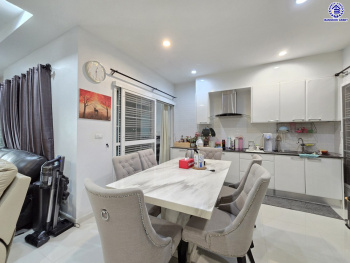 บ้านแฝดมือสองนนทบุรี โครงการ เดอะคลัสเตอร์วิลล์4 ราชพฤกษ์-สิรินธร เนื้อที่ 33.40 ตร.ว. พื้นที่ใช้สอย 140 ตร.ม. ฟังก์ชัน 4 ห้องนอน 3 ห้องน้ำ 1 ห้องแม่บ้าน  2 ที่จอดรถ แถมฟรี! เครื่องปรับอากาศ และ เครื่องปรับน้ำอุ่น พร้อมเข้าอยู่ได้เลย บนทำเลเดินทางสะดวก เชื่อมต่อถนนราชพฤกษ์ ถนนบรมราชชนนี ถนนสิรินธร ใกล้จุดขึ้นทางด่วน "ศรีรัช"