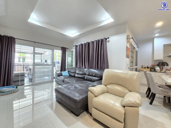 บ้านแฝดมือสองนนทบุรี โครงการ เดอะคลัสเตอร์วิลล์4 ราชพฤกษ์-สิรินธร เนื้อที่ 33.40 ตร.ว. พื้นที่ใช้สอย 140 ตร.ม. ฟังก์ชัน 4 ห้องนอน 3 ห้องน้ำ 1 ห้องแม่บ้าน  2 ที่จอดรถ แถมฟรี! เครื่องปรับอากาศ และ เครื่องปรับน้ำอุ่น พร้อมเข้าอยู่ได้เลย บนทำเลเดินทางสะดวก เชื่อมต่อถนนราชพฤกษ์ ถนนบรมราชชนนี ถนนสิรินธร ใกล้จุดขึ้นทางด่วน "ศรีรัช"