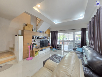 บ้านแฝดมือสองนนทบุรี โครงการ เดอะคลัสเตอร์วิลล์4 ราชพฤกษ์-สิรินธร เนื้อที่ 33.40 ตร.ว. พื้นที่ใช้สอย 140 ตร.ม. ฟังก์ชัน 4 ห้องนอน 3 ห้องน้ำ 1 ห้องแม่บ้าน  2 ที่จอดรถ แถมฟรี! เครื่องปรับอากาศ และ เครื่องปรับน้ำอุ่น พร้อมเข้าอยู่ได้เลย บนทำเลเดินทางสะดวก เชื่อมต่อถนนราชพฤกษ์ ถนนบรมราชชนนี ถนนสิรินธร ใกล้จุดขึ้นทางด่วน "ศรีรัช"