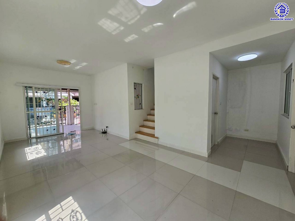 ทาวน์เฮ้าส์มือสองนนทบุรี โครงการ พฤกษาวิลล์54 พระราม5-นครอินทร์ หลังมุม บนเนื้อที่ 28.50 ตร.ว. พื้นที่ใช้สอย 110 ตร.ม. ฟังก์ชัน 3 ห้องนอน 2 ห้องน้ำ จอดรถได้ 1 คัน ครบทุกฟังก์ชัน พร้อมอยู่ บนทำเลเดินทางสะดวก เชื่อมต่อถนนนครอินทร์, ถนนบางกรวย-ไทรน้อย, ซอยวัดสังฆทาน ใกล้รถไฟฟ้าสายสีม่วง "สถานีแยกติวานนท์" และจุดขึ้นทางด่วน "พระราม7"