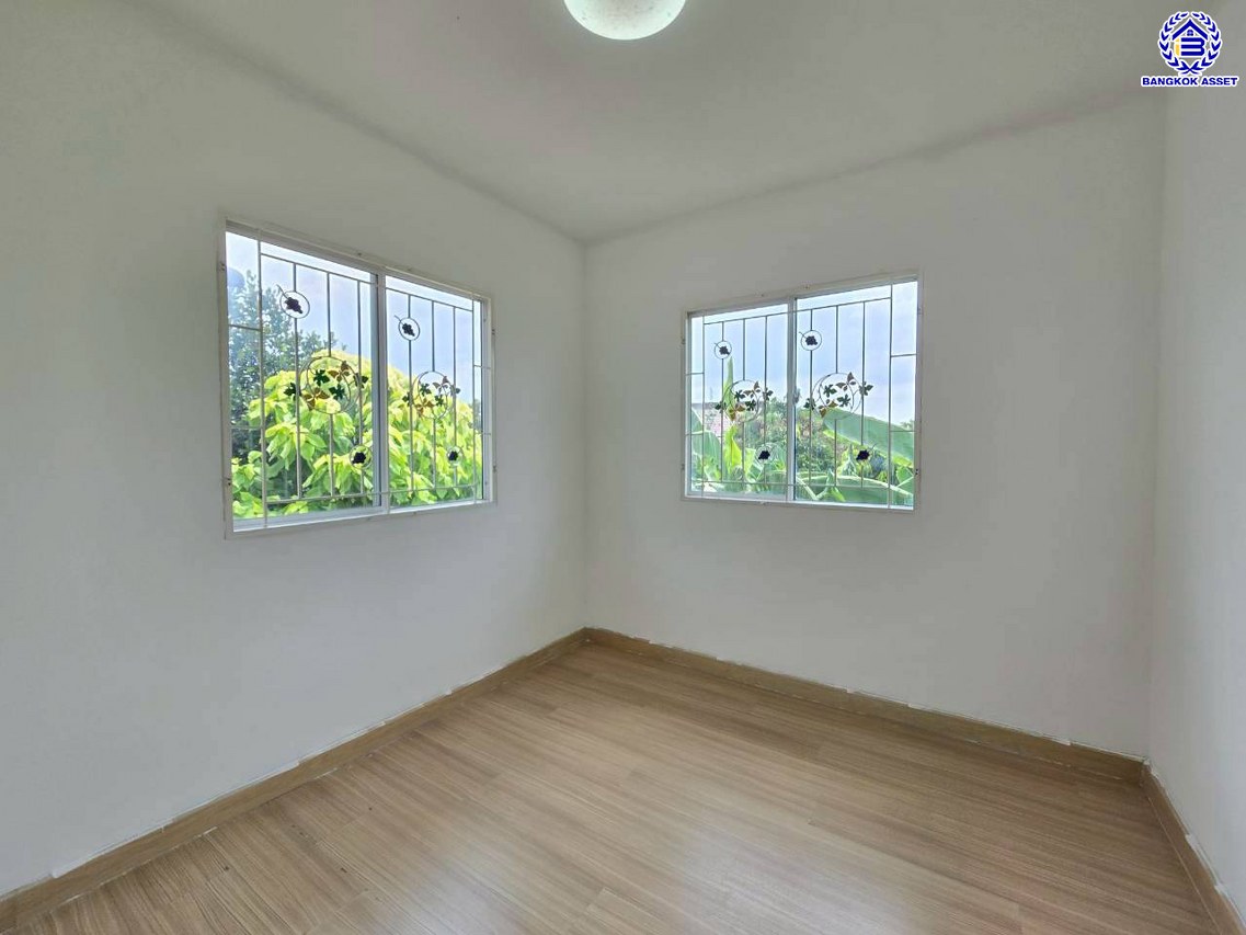 ทาวน์เฮ้าส์มือสองนนทบุรี โครงการ พฤกษาวิลล์54 พระราม5-นครอินทร์ หลังมุม บนเนื้อที่ 28.50 ตร.ว. พื้นที่ใช้สอย 110 ตร.ม. ฟังก์ชัน 3 ห้องนอน 2 ห้องน้ำ จอดรถได้ 1 คัน ครบทุกฟังก์ชัน พร้อมอยู่ บนทำเลเดินทางสะดวก เชื่อมต่อถนนนครอินทร์, ถนนบางกรวย-ไทรน้อย, ซอยวัดสังฆทาน ใกล้รถไฟฟ้าสายสีม่วง "สถานีแยกติวานนท์" และจุดขึ้นทางด่วน "พระราม7"