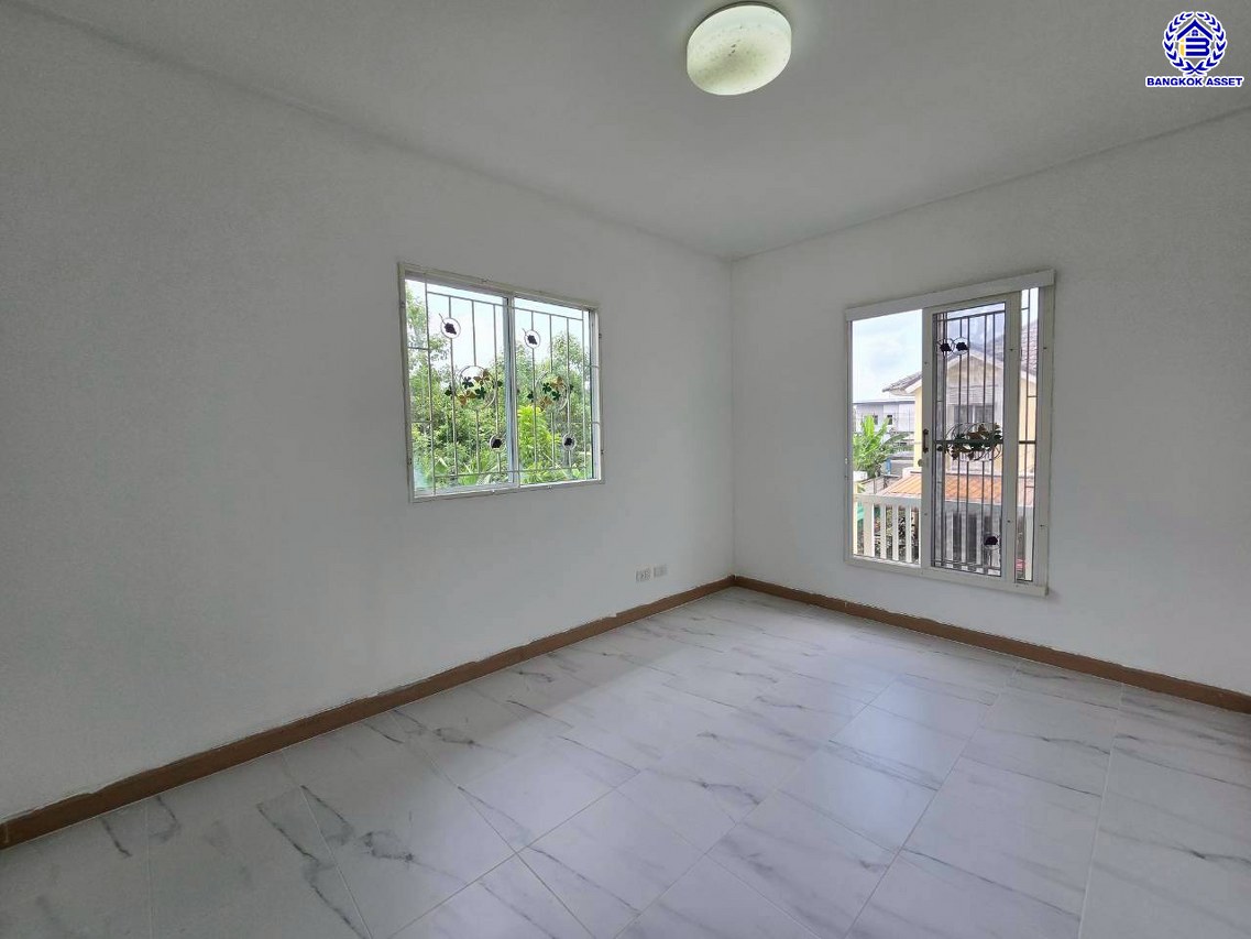 ทาวน์เฮ้าส์มือสองนนทบุรี โครงการ พฤกษาวิลล์54 พระราม5-นครอินทร์ หลังมุม บนเนื้อที่ 28.50 ตร.ว. พื้นที่ใช้สอย 110 ตร.ม. ฟังก์ชัน 3 ห้องนอน 2 ห้องน้ำ จอดรถได้ 1 คัน ครบทุกฟังก์ชัน พร้อมอยู่ บนทำเลเดินทางสะดวก เชื่อมต่อถนนนครอินทร์, ถนนบางกรวย-ไทรน้อย, ซอยวัดสังฆทาน ใกล้รถไฟฟ้าสายสีม่วง "สถานีแยกติวานนท์" และจุดขึ้นทางด่วน "พระราม7"