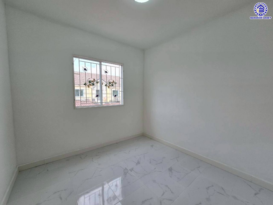 ทาวน์เฮ้าส์มือสองนนทบุรี โครงการ พฤกษาวิลล์54 พระราม5-นครอินทร์ หลังมุม บนเนื้อที่ 28.50 ตร.ว. พื้นที่ใช้สอย 110 ตร.ม. ฟังก์ชัน 3 ห้องนอน 2 ห้องน้ำ จอดรถได้ 1 คัน ครบทุกฟังก์ชัน พร้อมอยู่ บนทำเลเดินทางสะดวก เชื่อมต่อถนนนครอินทร์, ถนนบางกรวย-ไทรน้อย, ซอยวัดสังฆทาน ใกล้รถไฟฟ้าสายสีม่วง "สถานีแยกติวานนท์" และจุดขึ้นทางด่วน "พระราม7"