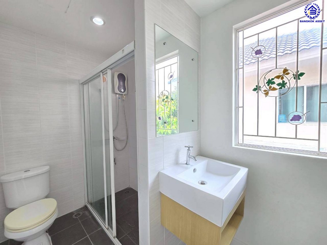 ทาวน์เฮ้าส์มือสองนนทบุรี โครงการ พฤกษาวิลล์54 พระราม5-นครอินทร์ หลังมุม บนเนื้อที่ 28.50 ตร.ว. พื้นที่ใช้สอย 110 ตร.ม. ฟังก์ชัน 3 ห้องนอน 2 ห้องน้ำ จอดรถได้ 1 คัน ครบทุกฟังก์ชัน พร้อมอยู่ บนทำเลเดินทางสะดวก เชื่อมต่อถนนนครอินทร์, ถนนบางกรวย-ไทรน้อย, ซอยวัดสังฆทาน ใกล้รถไฟฟ้าสายสีม่วง "สถานีแยกติวานนท์" และจุดขึ้นทางด่วน "พระราม7"