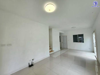 ทาวน์เฮ้าส์มือสองนนทบุรี โครงการ พฤกษาวิลล์54 พระราม5-นครอินทร์ หลังมุม บนเนื้อที่ 28.50 ตร.ว. พื้นที่ใช้สอย 110 ตร.ม. ฟังก์ชัน 3 ห้องนอน 2 ห้องน้ำ จอดรถได้ 1 คัน ครบทุกฟังก์ชัน พร้อมอยู่ บนทำเลเดินทางสะดวก เชื่อมต่อถนนนครอินทร์, ถนนบางกรวย-ไทรน้อย, ซอยวัดสังฆทาน ใกล้รถไฟฟ้าสายสีม่วง "สถานีแยกติวานนท์" และจุดขึ้นทางด่วน "พระราม7"