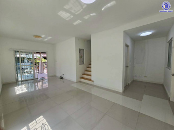 ทาวน์เฮ้าส์มือสองนนทบุรี โครงการ พฤกษาวิลล์54 พระราม5-นครอินทร์ หลังมุม บนเนื้อที่ 28.50 ตร.ว. พื้นที่ใช้สอย 110 ตร.ม. ฟังก์ชัน 3 ห้องนอน 2 ห้องน้ำ จอดรถได้ 1 คัน ครบทุกฟังก์ชัน พร้อมอยู่ บนทำเลเดินทางสะดวก เชื่อมต่อถนนนครอินทร์, ถนนบางกรวย-ไทรน้อย, ซอยวัดสังฆทาน ใกล้รถไฟฟ้าสายสีม่วง "สถานีแยกติวานนท์" และจุดขึ้นทางด่วน "พระราม7"