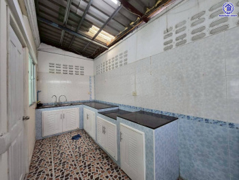 ทาวน์เฮ้าส์มือสองนนทบุรี โครงการ พฤกษาวิลล์54 พระราม5-นครอินทร์ หลังมุม บนเนื้อที่ 28.50 ตร.ว. พื้นที่ใช้สอย 110 ตร.ม. ฟังก์ชัน 3 ห้องนอน 2 ห้องน้ำ จอดรถได้ 1 คัน ครบทุกฟังก์ชัน พร้อมอยู่ บนทำเลเดินทางสะดวก เชื่อมต่อถนนนครอินทร์, ถนนบางกรวย-ไทรน้อย, ซอยวัดสังฆทาน ใกล้รถไฟฟ้าสายสีม่วง "สถานีแยกติวานนท์" และจุดขึ้นทางด่วน "พระราม7"