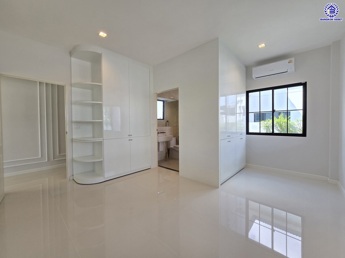 บ้านเดี่ยวมือสอง โครงการ ลัดดารมย์ พุทธมลฑลสาย3 หลังมุม เนื้อที่ 103.20 ตร.ว. พื้นที่ใช้สอย 354 ตร.ม. ฟังก์ชัน 4 ห้องนอน 6 ห้องน้ำ 1 ห้องแม่บ้าน 3 ที่จอดรถ แถมฟรี! เครื่องปรับอากาศ 4 เครื่อง พร้อมเข้าอยู่ได้ทันที โครงการบนทำเลเดินทางสะดวก เชื่อมต่อถนนพุทธมณฑลสาย3 ถนนบรมราชชนนี ถนนวงแหวนกาญจนาภิเษก ใกล้ห้างสรรพสินค้าเซ็นทรัล ศาลายา