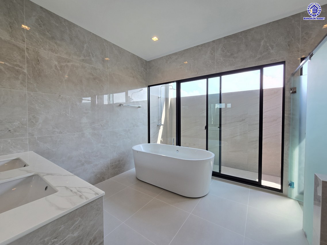 บ้านเดี่ยวมือสอง โครงการ ลัดดารมย์ พุทธมลฑลสาย3 หลังมุม เนื้อที่ 103.20 ตร.ว. พื้นที่ใช้สอย 354 ตร.ม. ฟังก์ชัน 4 ห้องนอน 6 ห้องน้ำ 1 ห้องแม่บ้าน 3 ที่จอดรถ แถมฟรี! เครื่องปรับอากาศ 4 เครื่อง พร้อมเข้าอยู่ได้ทันที โครงการบนทำเลเดินทางสะดวก เชื่อมต่อถนนพุทธมณฑลสาย3 ถนนบรมราชชนนี ถนนวงแหวนกาญจนาภิเษก ใกล้ห้างสรรพสินค้าเซ็นทรัล ศาลายา