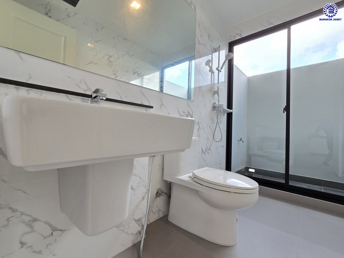 บ้านเดี่ยวมือสอง โครงการ ลัดดารมย์ พุทธมลฑลสาย3 หลังมุม เนื้อที่ 103.20 ตร.ว. พื้นที่ใช้สอย 354 ตร.ม. ฟังก์ชัน 4 ห้องนอน 6 ห้องน้ำ 1 ห้องแม่บ้าน 3 ที่จอดรถ แถมฟรี! เครื่องปรับอากาศ 4 เครื่อง พร้อมเข้าอยู่ได้ทันที โครงการบนทำเลเดินทางสะดวก เชื่อมต่อถนนพุทธมณฑลสาย3 ถนนบรมราชชนนี ถนนวงแหวนกาญจนาภิเษก ใกล้ห้างสรรพสินค้าเซ็นทรัล ศาลายา