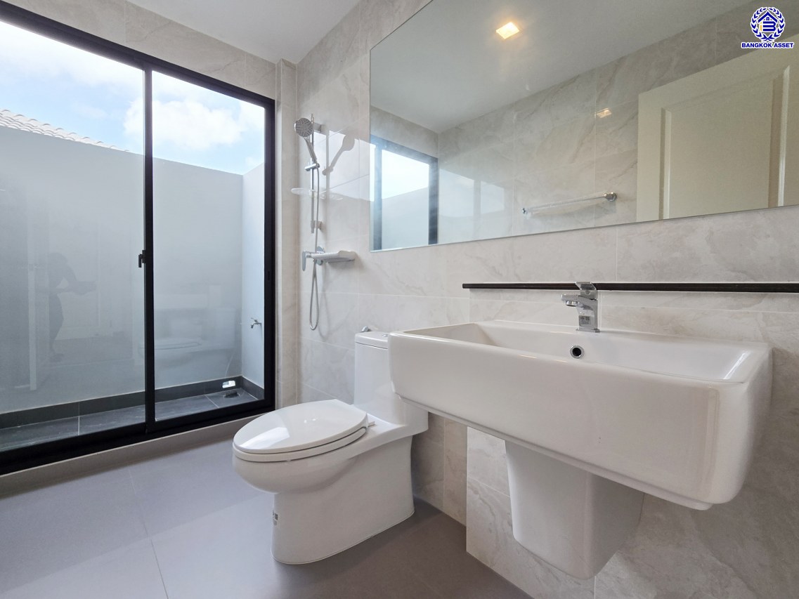 บ้านเดี่ยวมือสอง โครงการ ลัดดารมย์ พุทธมลฑลสาย3 หลังมุม เนื้อที่ 103.20 ตร.ว. พื้นที่ใช้สอย 354 ตร.ม. ฟังก์ชัน 4 ห้องนอน 6 ห้องน้ำ 1 ห้องแม่บ้าน 3 ที่จอดรถ แถมฟรี! เครื่องปรับอากาศ 4 เครื่อง พร้อมเข้าอยู่ได้ทันที โครงการบนทำเลเดินทางสะดวก เชื่อมต่อถนนพุทธมณฑลสาย3 ถนนบรมราชชนนี ถนนวงแหวนกาญจนาภิเษก ใกล้ห้างสรรพสินค้าเซ็นทรัล ศาลายา