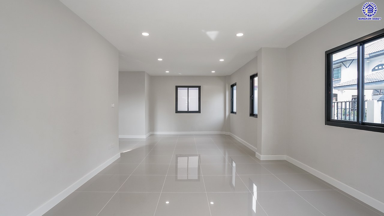 บ้านมือสองตกแต่งใหม่ โครงการ เพชรวัฒนะ เลียบคลองประปา บ้านเดี่ยวเนื้อที่ 50 ตร.ว. พื้นที่ใช้สอย 232.51 ตร.ม. พร้อมฟังก์ชัน 4 ห้องนอน 3 ห้องน้ำ จอดรถได้ 2 คัน บนทำเลเชื่อมต่อแจ้งวัฒนะ, ถนนศรีสมาน, ถนนสรงประภา เดินทางสะดวก ใกล้ทางด่วน "อุตราภิมุข" และรถไฟฟ้าสายสีชมพู "สถานีศรีรัช"