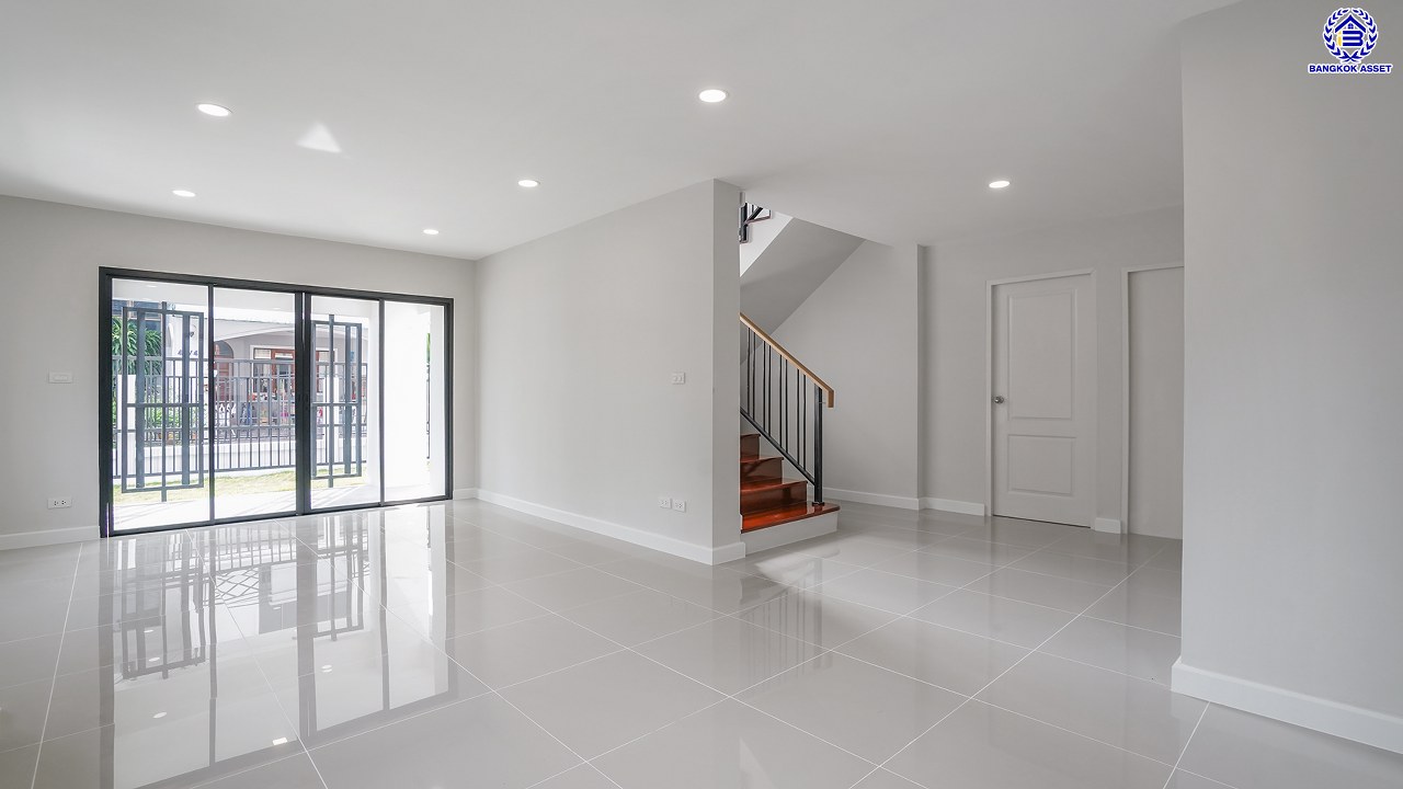 บ้านมือสองตกแต่งใหม่ โครงการ เพชรวัฒนะ เลียบคลองประปา บ้านเดี่ยวเนื้อที่ 50 ตร.ว. พื้นที่ใช้สอย 232.51 ตร.ม. พร้อมฟังก์ชัน 4 ห้องนอน 3 ห้องน้ำ จอดรถได้ 2 คัน บนทำเลเชื่อมต่อแจ้งวัฒนะ, ถนนศรีสมาน, ถนนสรงประภา เดินทางสะดวก ใกล้ทางด่วน "อุตราภิมุข" และรถไฟฟ้าสายสีชมพู "สถานีศรีรัช"