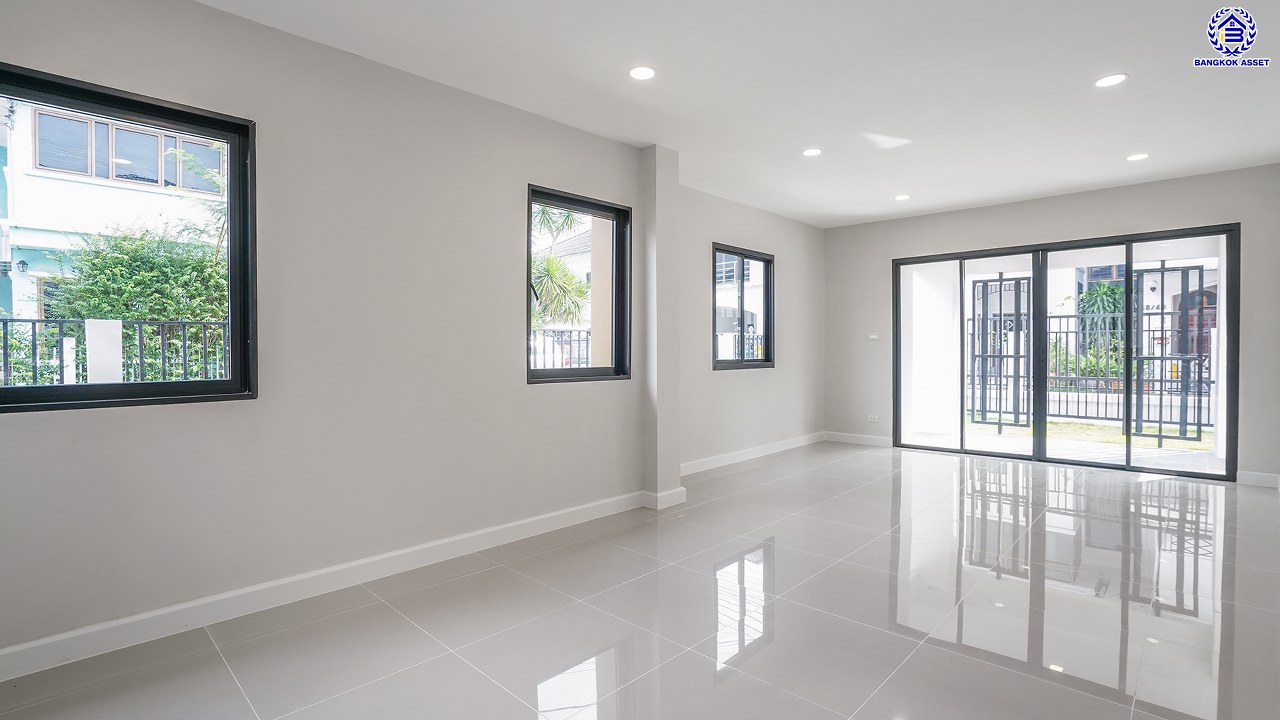 บ้านมือสองตกแต่งใหม่ โครงการ เพชรวัฒนะ เลียบคลองประปา บ้านเดี่ยวเนื้อที่ 50 ตร.ว. พื้นที่ใช้สอย 232.51 ตร.ม. พร้อมฟังก์ชัน 4 ห้องนอน 3 ห้องน้ำ จอดรถได้ 2 คัน บนทำเลเชื่อมต่อแจ้งวัฒนะ, ถนนศรีสมาน, ถนนสรงประภา เดินทางสะดวก ใกล้ทางด่วน "อุตราภิมุข" และรถไฟฟ้าสายสีชมพู "สถานีศรีรัช"