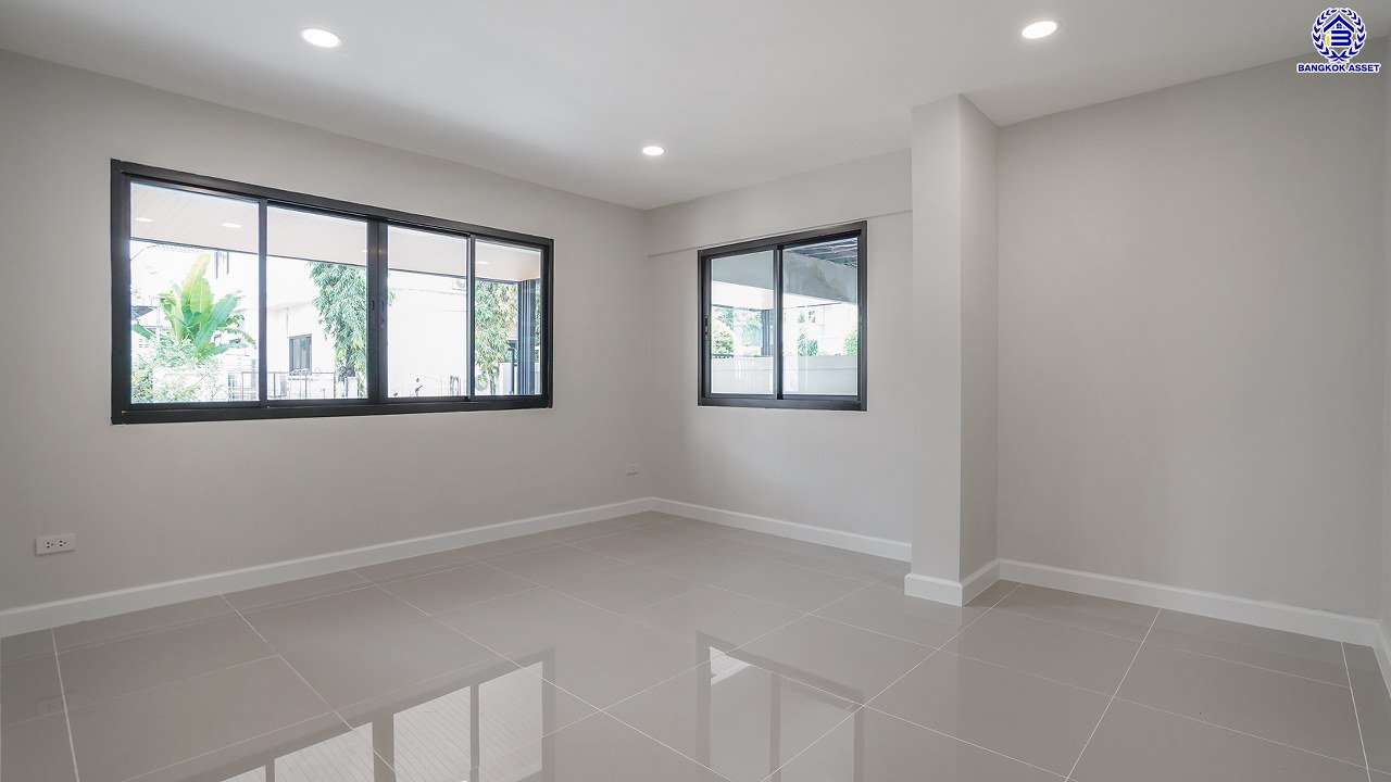 บ้านมือสองตกแต่งใหม่ โครงการ เพชรวัฒนะ เลียบคลองประปา บ้านเดี่ยวเนื้อที่ 50 ตร.ว. พื้นที่ใช้สอย 232.51 ตร.ม. พร้อมฟังก์ชัน 4 ห้องนอน 3 ห้องน้ำ จอดรถได้ 2 คัน บนทำเลเชื่อมต่อแจ้งวัฒนะ, ถนนศรีสมาน, ถนนสรงประภา เดินทางสะดวก ใกล้ทางด่วน "อุตราภิมุข" และรถไฟฟ้าสายสีชมพู "สถานีศรีรัช"