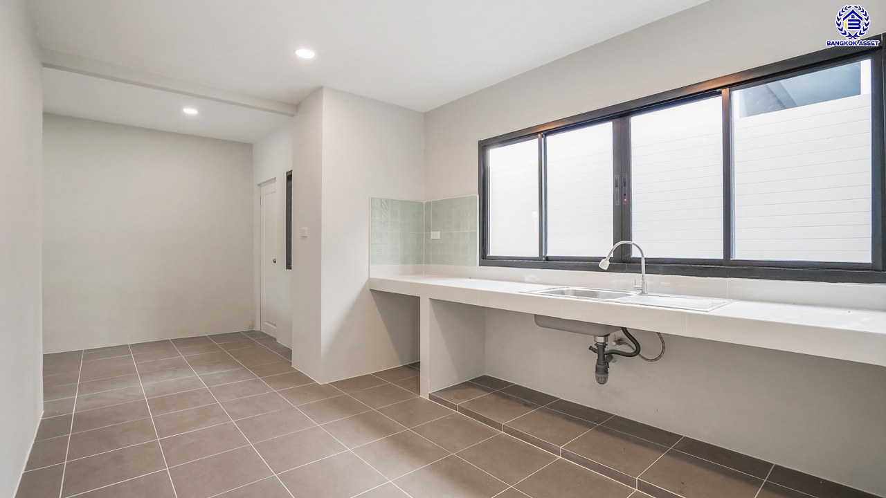 บ้านมือสองตกแต่งใหม่ โครงการ เพชรวัฒนะ เลียบคลองประปา บ้านเดี่ยวเนื้อที่ 50 ตร.ว. พื้นที่ใช้สอย 232.51 ตร.ม. พร้อมฟังก์ชัน 4 ห้องนอน 3 ห้องน้ำ จอดรถได้ 2 คัน บนทำเลเชื่อมต่อแจ้งวัฒนะ, ถนนศรีสมาน, ถนนสรงประภา เดินทางสะดวก ใกล้ทางด่วน "อุตราภิมุข" และรถไฟฟ้าสายสีชมพู "สถานีศรีรัช"