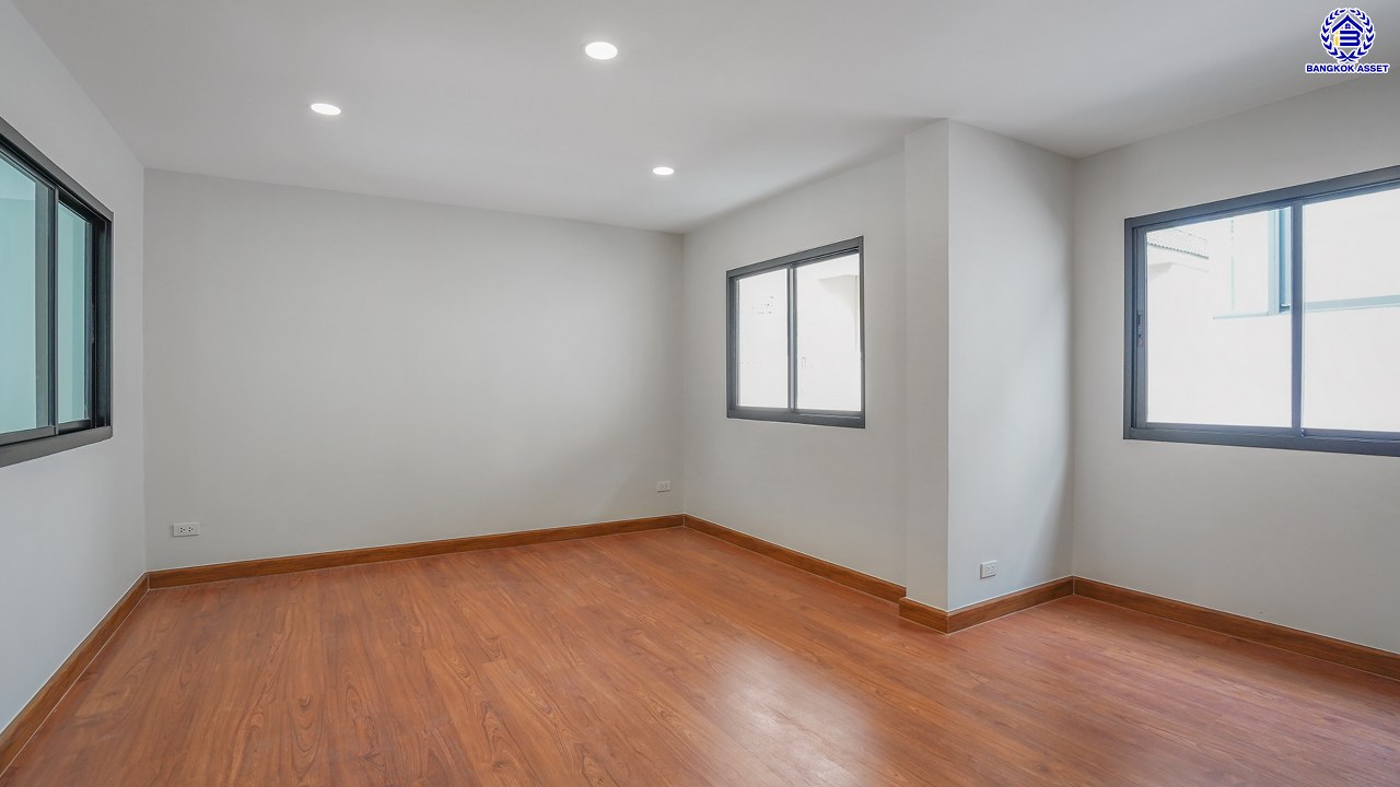 บ้านมือสองตกแต่งใหม่ โครงการ เพชรวัฒนะ เลียบคลองประปา บ้านเดี่ยวเนื้อที่ 50 ตร.ว. พื้นที่ใช้สอย 232.51 ตร.ม. พร้อมฟังก์ชัน 4 ห้องนอน 3 ห้องน้ำ จอดรถได้ 2 คัน บนทำเลเชื่อมต่อแจ้งวัฒนะ, ถนนศรีสมาน, ถนนสรงประภา เดินทางสะดวก ใกล้ทางด่วน "อุตราภิมุข" และรถไฟฟ้าสายสีชมพู "สถานีศรีรัช"