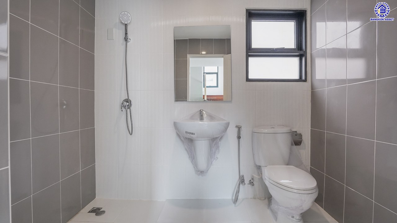 บ้านมือสองตกแต่งใหม่ โครงการ เพชรวัฒนะ เลียบคลองประปา บ้านเดี่ยวเนื้อที่ 50 ตร.ว. พื้นที่ใช้สอย 232.51 ตร.ม. พร้อมฟังก์ชัน 4 ห้องนอน 3 ห้องน้ำ จอดรถได้ 2 คัน บนทำเลเชื่อมต่อแจ้งวัฒนะ, ถนนศรีสมาน, ถนนสรงประภา เดินทางสะดวก ใกล้ทางด่วน "อุตราภิมุข" และรถไฟฟ้าสายสีชมพู "สถานีศรีรัช"