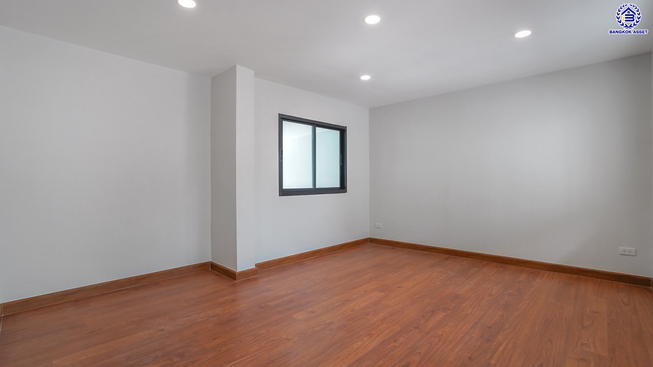 บ้านมือสองตกแต่งใหม่ โครงการ เพชรวัฒนะ เลียบคลองประปา บ้านเดี่ยวเนื้อที่ 50 ตร.ว. พื้นที่ใช้สอย 232.51 ตร.ม. พร้อมฟังก์ชัน 4 ห้องนอน 3 ห้องน้ำ จอดรถได้ 2 คัน บนทำเลเชื่อมต่อแจ้งวัฒนะ, ถนนศรีสมาน, ถนนสรงประภา เดินทางสะดวก ใกล้ทางด่วน "อุตราภิมุข" และรถไฟฟ้าสายสีชมพู "สถานีศรีรัช"