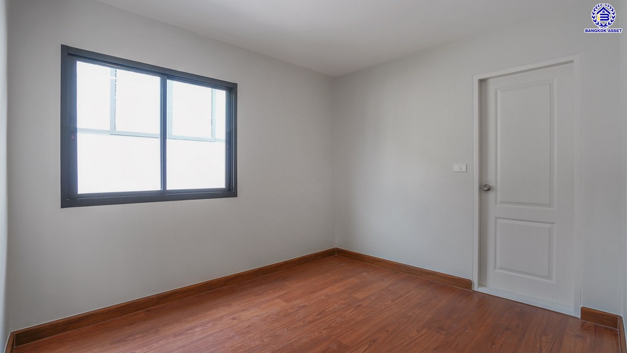 บ้านมือสองตกแต่งใหม่ โครงการ เพชรวัฒนะ เลียบคลองประปา บ้านเดี่ยวเนื้อที่ 50 ตร.ว. พื้นที่ใช้สอย 232.51 ตร.ม. พร้อมฟังก์ชัน 4 ห้องนอน 3 ห้องน้ำ จอดรถได้ 2 คัน บนทำเลเชื่อมต่อแจ้งวัฒนะ, ถนนศรีสมาน, ถนนสรงประภา เดินทางสะดวก ใกล้ทางด่วน "อุตราภิมุข" และรถไฟฟ้าสายสีชมพู "สถานีศรีรัช"