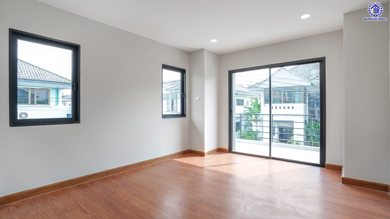 บ้านมือสองตกแต่งใหม่ โครงการ เพชรวัฒนะ เลียบคลองประปา บ้านเดี่ยวเนื้อที่ 50 ตร.ว. พื้นที่ใช้สอย 232.51 ตร.ม. พร้อมฟังก์ชัน 4 ห้องนอน 3 ห้องน้ำ จอดรถได้ 2 คัน บนทำเลเชื่อมต่อแจ้งวัฒนะ, ถนนศรีสมาน, ถนนสรงประภา เดินทางสะดวก ใกล้ทางด่วน "อุตราภิมุข" และรถไฟฟ้าสายสีชมพู "สถานีศรีรัช"