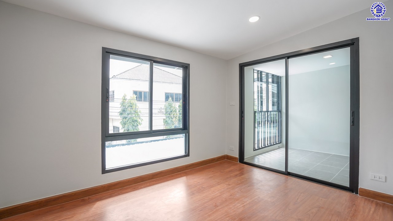 บ้านมือสองตกแต่งใหม่ โครงการ เพชรวัฒนะ เลียบคลองประปา บ้านเดี่ยวเนื้อที่ 50 ตร.ว. พื้นที่ใช้สอย 232.51 ตร.ม. พร้อมฟังก์ชัน 4 ห้องนอน 3 ห้องน้ำ จอดรถได้ 2 คัน บนทำเลเชื่อมต่อแจ้งวัฒนะ, ถนนศรีสมาน, ถนนสรงประภา เดินทางสะดวก ใกล้ทางด่วน "อุตราภิมุข" และรถไฟฟ้าสายสีชมพู "สถานีศรีรัช"