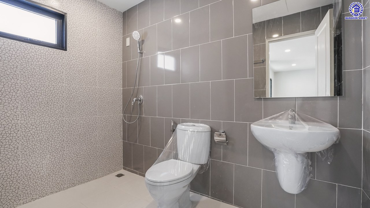 บ้านมือสองตกแต่งใหม่ โครงการ เพชรวัฒนะ เลียบคลองประปา บ้านเดี่ยวเนื้อที่ 50 ตร.ว. พื้นที่ใช้สอย 232.51 ตร.ม. พร้อมฟังก์ชัน 4 ห้องนอน 3 ห้องน้ำ จอดรถได้ 2 คัน บนทำเลเชื่อมต่อแจ้งวัฒนะ, ถนนศรีสมาน, ถนนสรงประภา เดินทางสะดวก ใกล้ทางด่วน "อุตราภิมุข" และรถไฟฟ้าสายสีชมพู "สถานีศรีรัช"