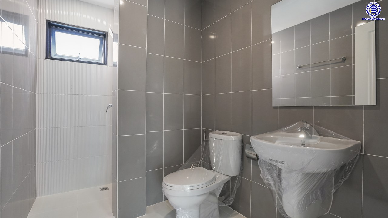 บ้านมือสองตกแต่งใหม่ โครงการ เพชรวัฒนะ เลียบคลองประปา บ้านเดี่ยวเนื้อที่ 50 ตร.ว. พื้นที่ใช้สอย 232.51 ตร.ม. พร้อมฟังก์ชัน 4 ห้องนอน 3 ห้องน้ำ จอดรถได้ 2 คัน บนทำเลเชื่อมต่อแจ้งวัฒนะ, ถนนศรีสมาน, ถนนสรงประภา เดินทางสะดวก ใกล้ทางด่วน "อุตราภิมุข" และรถไฟฟ้าสายสีชมพู "สถานีศรีรัช"