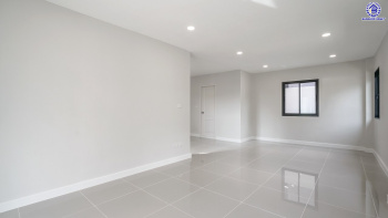 บ้านมือสองตกแต่งใหม่ โครงการ เพชรวัฒนะ เลียบคลองประปา บ้านเดี่ยวเนื้อที่ 50 ตร.ว. พื้นที่ใช้สอย 232.51 ตร.ม. พร้อมฟังก์ชัน 4 ห้องนอน 3 ห้องน้ำ จอดรถได้ 2 คัน บนทำเลเชื่อมต่อแจ้งวัฒนะ, ถนนศรีสมาน, ถนนสรงประภา เดินทางสะดวก ใกล้ทางด่วน "อุตราภิมุข" และรถไฟฟ้าสายสีชมพู "สถานีศรีรัช"...