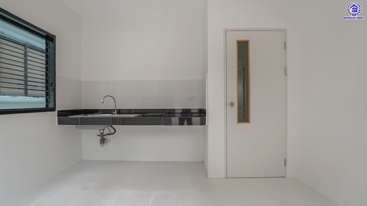 บ้านมือสองตกแต่งใหม่ โครงการ รติรมย์2 ราชพฤกษ์-กาญจนาภิเษก (ซ.สวนผัก32) รีโนเวทใหม่พร้อมเข้าอยู่ บนเนื้อที่ 52 ตร.ว. ฟังก์ชัน 4 ห้องนอน 3 ห้องน้ำ จอดรถได้ 2 คัน ส่วนกลางครบครัน บนทำเลศักยภาพ เชื่อมต่อหลายเส้นทาง ใกล้ทางด่วน "ศรีรัช" และเซ็นทรัล เวสต์วิลล์