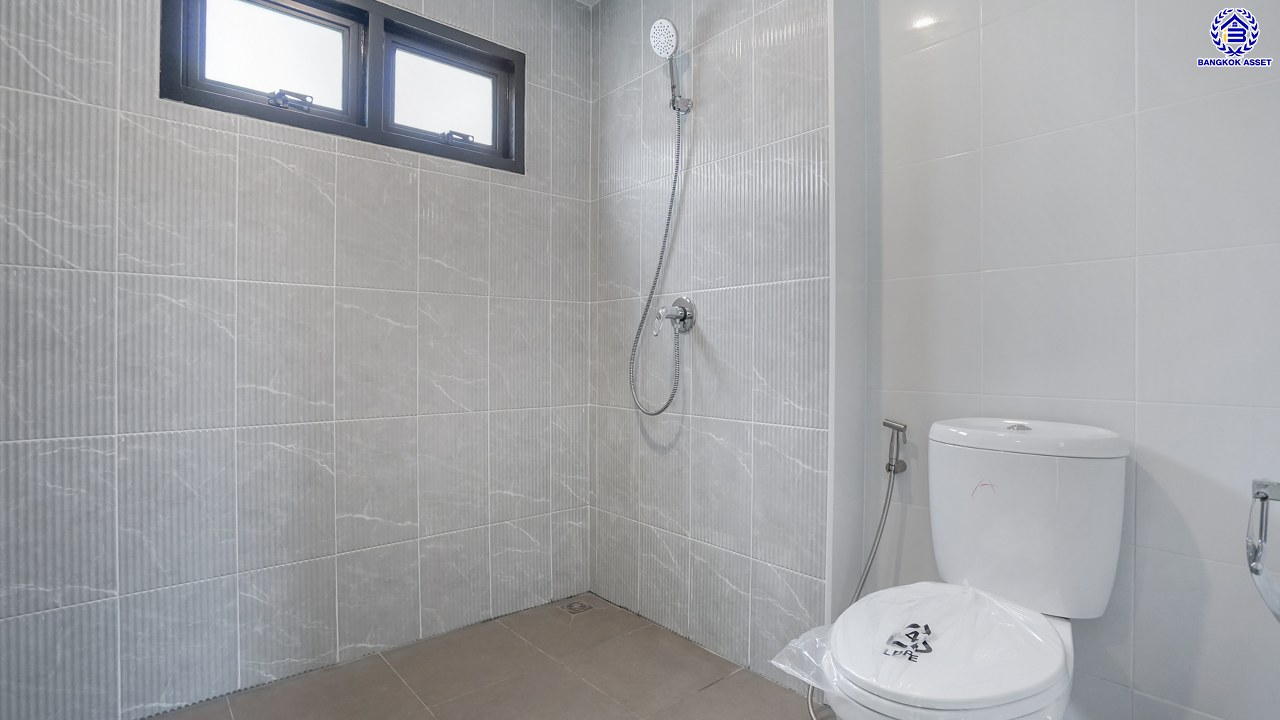 บ้านมือสองตกแต่งใหม่ โครงการ รติรมย์2 ราชพฤกษ์-กาญจนาภิเษก (ซ.สวนผัก32) รีโนเวทใหม่พร้อมเข้าอยู่ บนเนื้อที่ 52 ตร.ว. ฟังก์ชัน 4 ห้องนอน 3 ห้องน้ำ จอดรถได้ 2 คัน ส่วนกลางครบครัน บนทำเลศักยภาพ เชื่อมต่อหลายเส้นทาง ใกล้ทางด่วน "ศรีรัช" และเซ็นทรัล เวสต์วิลล์