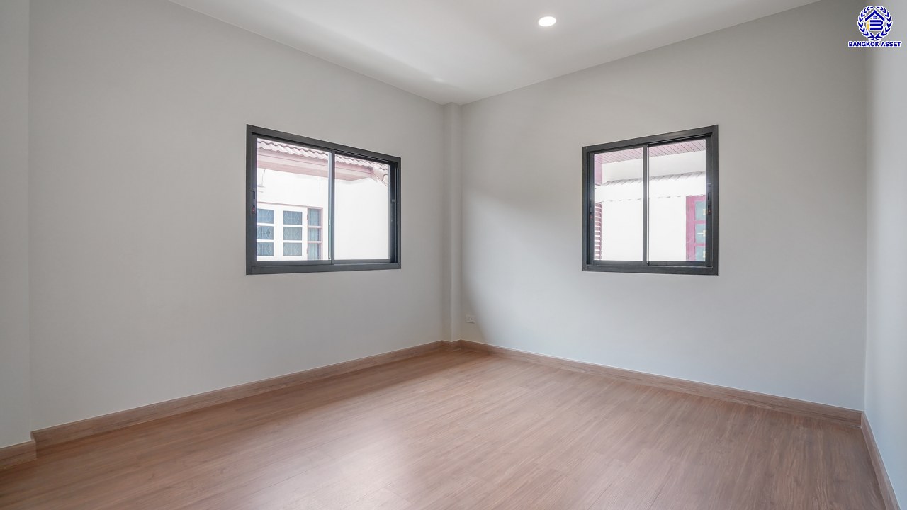 บ้านมือสองตกแต่งใหม่ โครงการ รติรมย์2 ราชพฤกษ์-กาญจนาภิเษก (ซ.สวนผัก32) รีโนเวทใหม่พร้อมเข้าอยู่ บนเนื้อที่ 52 ตร.ว. ฟังก์ชัน 4 ห้องนอน 3 ห้องน้ำ จอดรถได้ 2 คัน ส่วนกลางครบครัน บนทำเลศักยภาพ เชื่อมต่อหลายเส้นทาง ใกล้ทางด่วน "ศรีรัช" และเซ็นทรัล เวสต์วิลล์