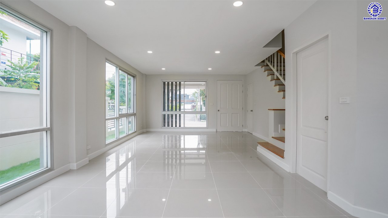 บ้านมือสองตกแต่งใหม่ แบรนด์หรู Sansiri โครงการ พลัสซิตี้พาร์ค งามวงศ์วาน25 ทาวน์โฮม 3 ชั้นหลังมุม ใจกลางเมือง เนื้อที่ 38.3 ร.ว. พื้นที่ใช้สอย 205.13 ตร.ม. ฟังก์ชันการใช้งาน 3 ห้องนอน 3 ห้องน้ำ จอดรถได้ 2 คัน บนทำเลศักยภาพ เข้า-ออกได้หลายเส้นทาง ใกล้แหล่ง Community ชั้นนำ เดอะมอลล์งามวงศ์วาน ทางด่วน "ศรีรัช" และรถไฟฟ้า "สถานีศูนย์ราชการนนทบุรี"